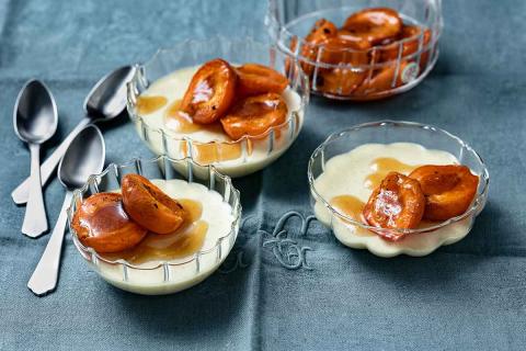 Marzipanmousse mit Ofen-Aprikosen