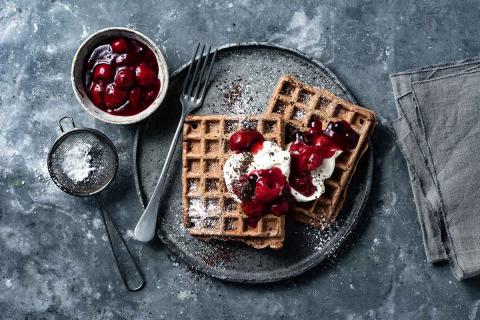 Schokoladenwaffeln mit Roter Grütze und Crème fraîche
