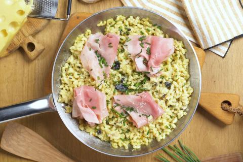 Elbow macaroni with cooked ham and black truffle 