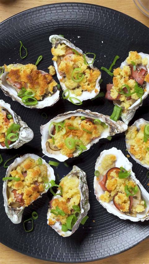 Oysters au gratin with streaky bacon