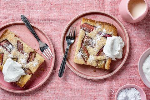 Rhabarberkuchen mit Crème fraîche