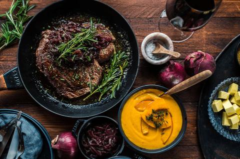 Charoluxe Entrecôte mit Kürbispüree und Schmorzwiebeln
