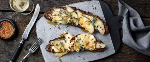 Tartine mit Birne und Käse