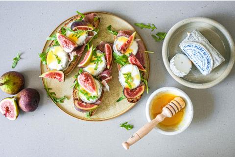Toasts with Sainte Maure