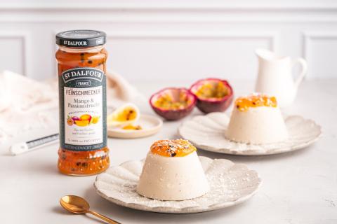 Kokospudding (Blanc-manger) mit Mango und Passionsfrucht