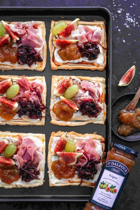 Mini Tartes mit St. Dalfour Feigenaufstrich, Ziegenkäse und Schinken