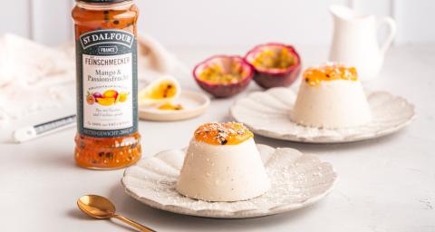 Kokospudding (Blanc-manger) mit Mango und Passionsfrucht