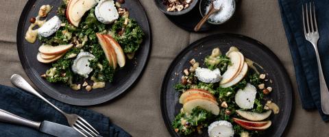 Grünkohlsalat mit Senfvinaigrette und Ziegenkäse
