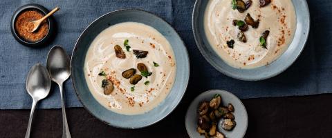 Maronencremesuppe mit Crème fraîche und Piment d’Espelette 