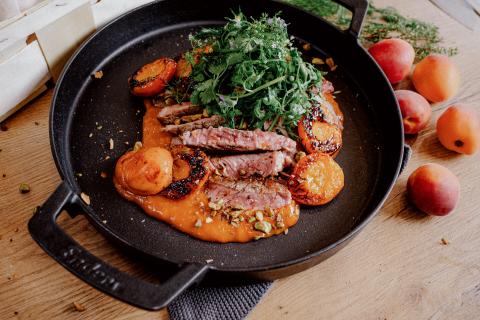 Gegrilltes Charolais-Entrecôte mit Aprikosen-Harissa-Glace, gegrillten Aprikosen, Pistazien & Sommerkräutersalat