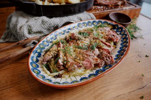 Gegrilltes Charolais-Entrecôte mit geschmortem Spitzkohl & brauner Buttersauce