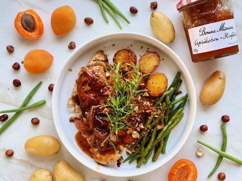 Hähnchen mit Aprikosen-Schalotten-Jus, Butterkartoffeln & Haselnuss-Crunch