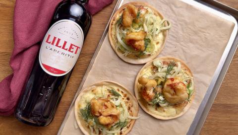 Mini-Flammkuchen mit glasierten Garnelen & Lillet Tonic