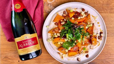 Haselnusscreme mit geröstetem Kürbis, Kräutersalat, Apfel und gerösteten Haselnüssen