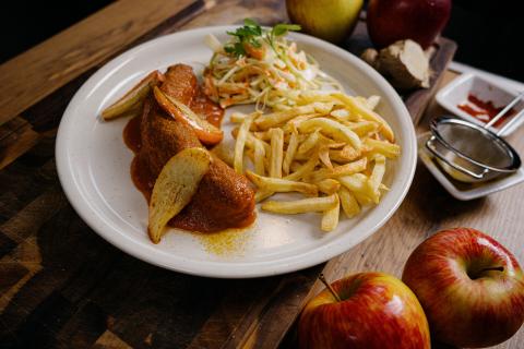 Currywurst 2.0 mit Zingy-Apfel-Currysoße & Honey-Crunch-Krautsalat