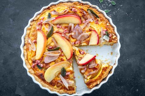Herzhafte Apfel-Schalotten-Quiche mit Speck & Salbei