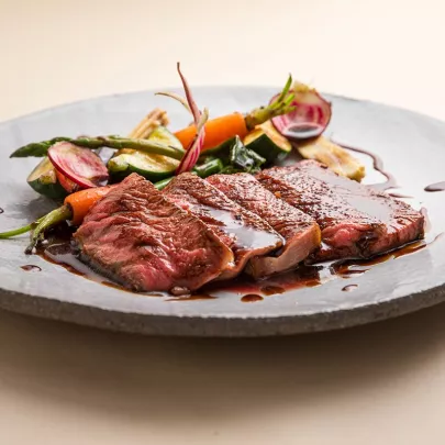 Côte de Boeuf, mit Rotwein glasiert, Allerlei aus alten Gemüsesorten