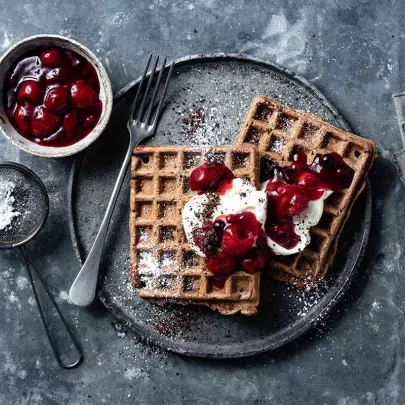  Schokoladenwaffeln mit Roter Grütze und Crème fraîche