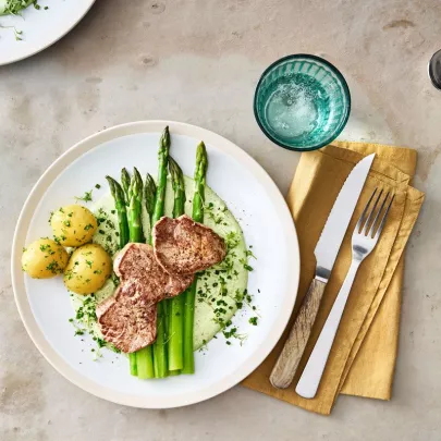 Grüner Spargel mit grüner Sauce und Minutenschnitzeln