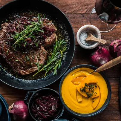 Charoluxe Entrecôte mit Kürbispüree und Schmorzwiebeln