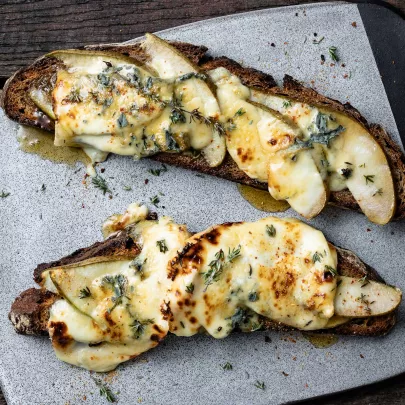 Tartine mit Birne und Käse