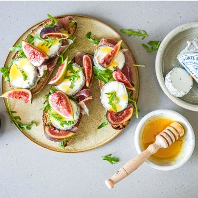 Toasts with Sainte Maure