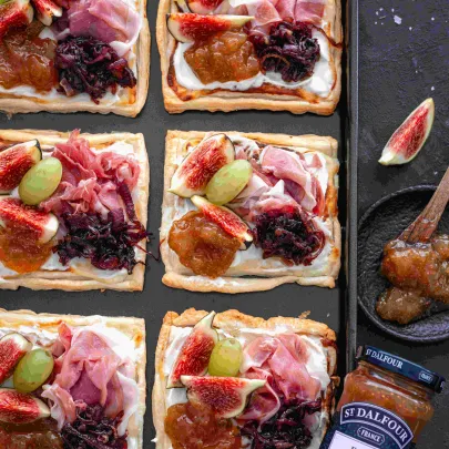 Mini Tartes mit St. Dalfour Feigenaufstrich, Ziegenkäse und Schinken