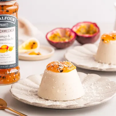 Kokospudding (Blanc-manger) mit Mango und Passionsfrucht