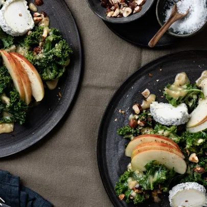 Grünkohlsalat mit Senfvinaigrette und Ziegenkäse