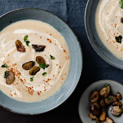 Maronencremesuppe mit Crème fraîche und Piment d’Espelette 