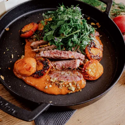 Gegrilltes Charolais-Entrecôte mit Aprikosen-Harissa-Glace, gegrillten Aprikosen, Pistazien & Sommerkräutersalat