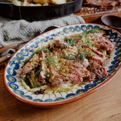 Gegrilltes Charolais-Entrecôte mit geschmortem Spitzkohl & brauner Buttersauce