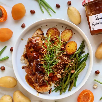 Hähnchen mit Aprikosen-Schalotten-Jus, Butterkartoffeln & Haselnuss-Crunch
