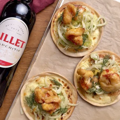 Mini-Flammkuchen mit glasierten Garnelen & Lillet Tonic