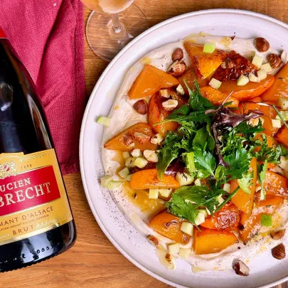 Haselnusscreme mit geröstetem Kürbis, Kräutersalat, Apfel und gerösteten Haselnüssen