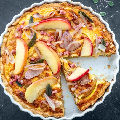 Herzhafte Apfel-Schalotten-Quiche mit Speck & Salbei