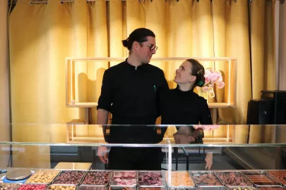 Léonie und Corentin in ihrem Geschäft Léonie Corentin Chocolatier in Hamburg