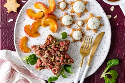 Rindertartar vom Charolais-Rind, Haselnuss-Sablés mit Selles-sur-Cher-Creme, karamellisierte Äpfel
