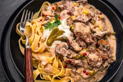Charoluxe Boeuf Stroganoff by trickytine