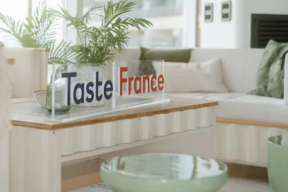 Kreativ mit Pinsel und Kochlöffel: Creatorinnen und Creator erleben die sommerliche Vielfalt französischer Produkte
