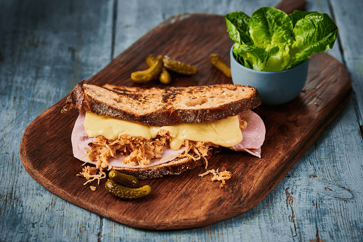 Sándwich de queso Raclette con pepinillos | Taste France Magazine