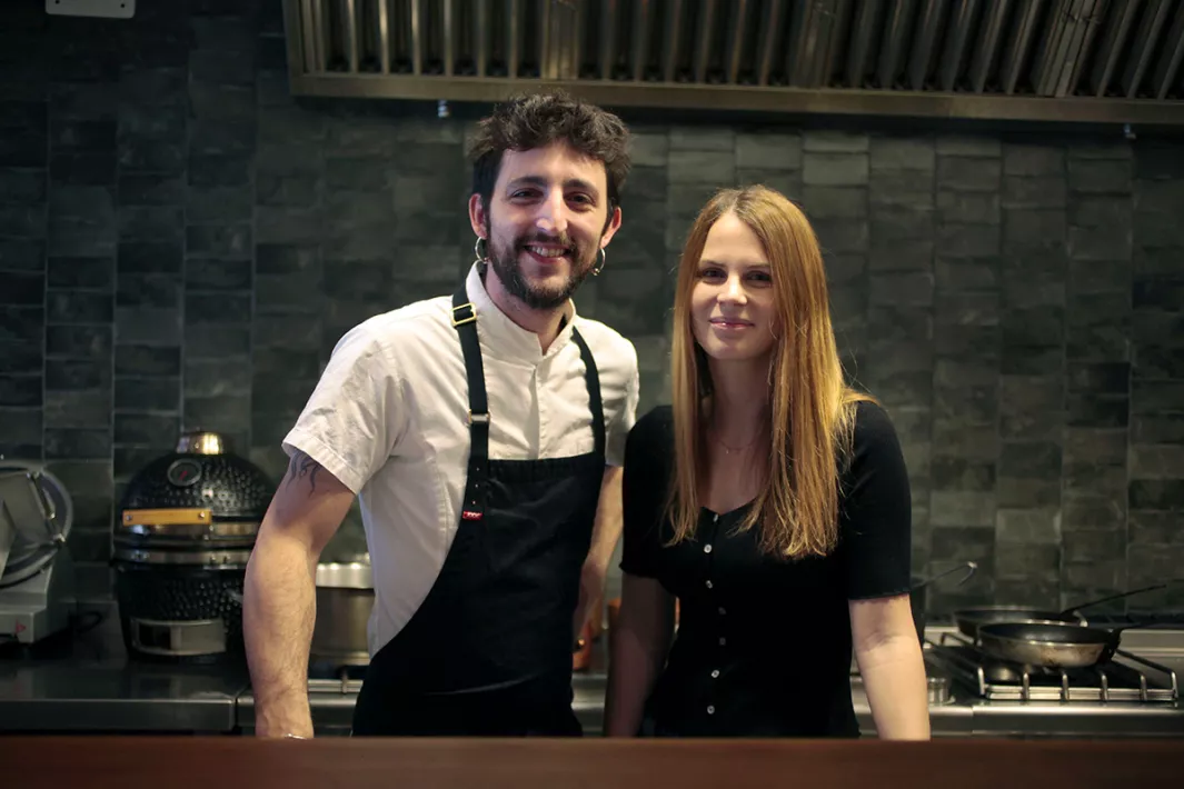 Mario Sánchez Ariza y Charlotte Finkel en su cocina de Comparte Bistró.