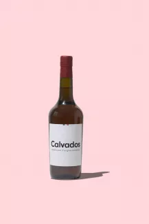 Le calvados Pays d’Auge AOC est une boisson alcoolisée (40 °) produite par distillation de cidre. Pommes issues de vergers normands (Pays d’Auge)