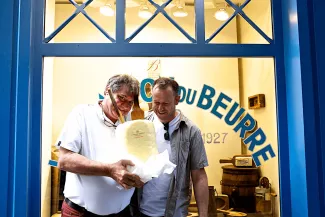 Hans-Georg Pestka (rechts) im Gespräch mit Jean-Yves Bordier (Le Beurre Bordier) vor seinem Laden in Saint Malo
