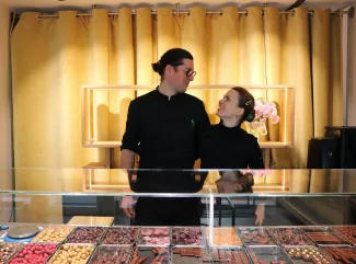 Léonie und Corentin in ihrem Geschäft Léonie Corentin Chocolatier in Hamburg