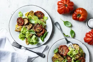 Salat mit ofengerösteten Tomaten und knusprigen Brotchips