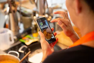 Eine Bloggerin fotografiert bei einem Kochworkshop mit französischen Aprikosen