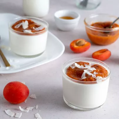 Crème fraîche panna cotta con albaricoques 
